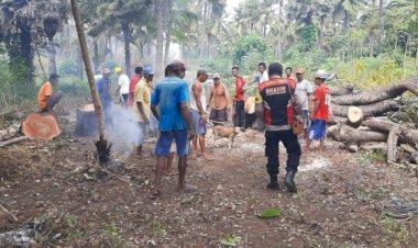 Bantu-Warga-Bakti-Sosial-Bhabinkamtibmas-Sampaikan-Himbauan-Kamtibmas-Dan-Protkes.