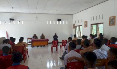 Bhabinkamtibmas-Dan-Kanit-Binmas-Polsek-Nubatukan-Lakukan-Sosialisasi-Penerimaan-Polri-Dan-Himbauan-Protkes-Di-SMK-Ile-Lewotolok