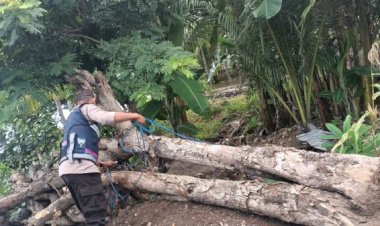 Bantu-Warga-Bakti-Sosial,-Bhabinkamtibmas-Sempatkan-Untuk-Beri-Himbauan-Kamtibmas-Dan-Protkes