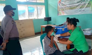 Percepatan-Vaksinasi,-Polsek-Buyasuri-Lakukan-Pengamanan-Giat-Vaksinasi-Massal-Di-Puskesmas-Wairiang.