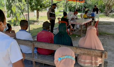 Pantau-Kegiatan-Masyarakat-Di-Pasar-Tradisional,-Bhabinkamtibmas-Ingatkan-Pengunjung-Agar-Selalu-Gunakan-Masker.