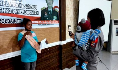 Gendong-Bayi-Sembari-Foto,-Polwan-Ini-Bantu-Ibu-Yang-Kerepotan-Saat-Terima-BTP