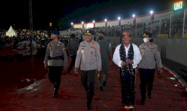 Pastikan-Berjalan-Aman-dan-Lancar,-Kapolda-NTT-Hadiri-Langsung-Penutupan-Pesparani-Nasional-II-di-Stadion-Oepoi