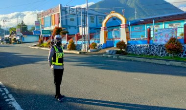 Tak-Lelah,-Sat.-Lantas-Polres-Manggarai-Terus-Laksanakan-Pengaturan-Sejak-Pagi-Hari