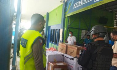 Personel-Polda-NTT-Kawal-VVIP-Kedatangan-8.815-Vial-Pfiser-di-Bandara-Eltari-Kupang