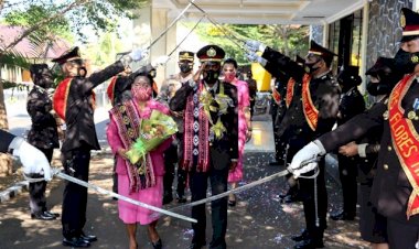 Lepas-Anggota-Purna-Bakti,-Polres-Flotim-Gelar-Tradisi-Pedang-Pora