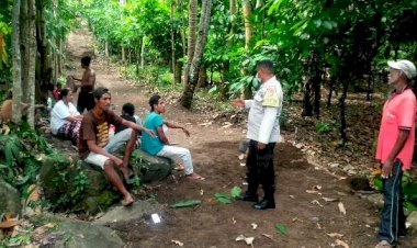 Kunjungi-Warganya-Saat-Kerja-Bakti,-Bripka-Semarno-Sampaikan-Himbauan-Kamtibmas