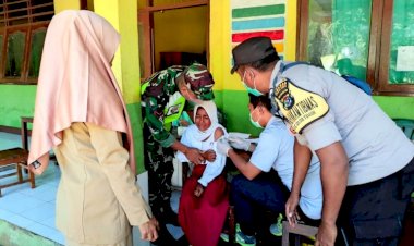 Bersinergi,-Bhabinkamtibmas-Bersama-Babinsa-Monitoring-Giat-Vaksin
