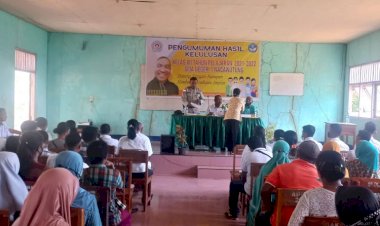 Kapolsek-Hadiri-Pembagian-Amplop-Kelulusan-SMAN-1-Nagawutung.