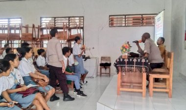 Beri-Pengetahuan-Kepada-Pelajar,-Anggota-Ditbinmas-Polda-NTT-Gelar-Penyuluhan-di-SMA-Negeri-7-Kota-Kupang