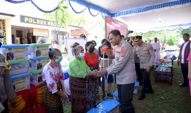 Kunker-Ke-Polsek-Nelle,-Kapolda-NTT-Bersama-Ketua-Bhayangkari-Daerah-Berbagai-Kasih-Kepada-Masyarakat-Tidak-Mampu