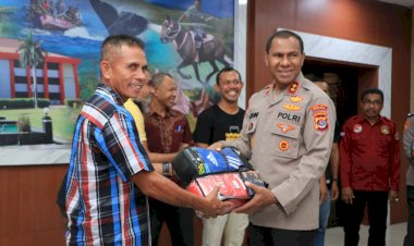 Berikan-Sarung-Tinju-kepada-Atlet-Berprestasi,-Kapolda-NTT-Berharap-Petinju-NTT-Dapat-Torehkan-Prestasi-di-Tingkat-Internasional
