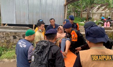 Pertolongan-korban-gempa-Cianjur-di-desa-terisolir-dilakukan,-Brimob-Polri-evakuasi-dengan-tandu