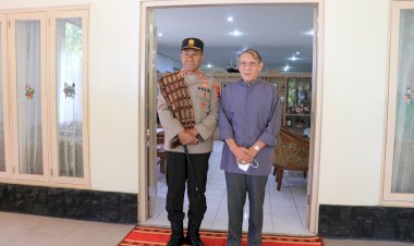 Jalin-Sinergi-dan-Kerja-Sama-dengan-Tokoh-Agama,-Kapolda-NTT-Kunjungi-Uskup-Agung-Kupang