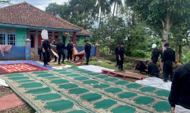 Polri-Gelar-Salat-Jumat-dan-Salat-Gaib-Berjamaah-di-Lokasi-Gempa-Cianjur