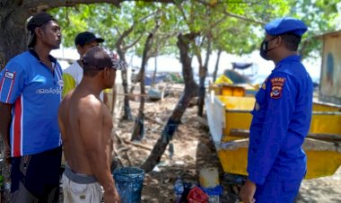 Gelar-Patroli-di-Wilayah-Pesisir-Lembata,-Personel-Ditpolairud-Polda-NTT-Imbau-Keselamatan-Berlayar-Kepada-Nelayan