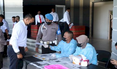 Cegah-Penyalahgunaan-Narkotika,-Bidpropam-Polda-NTT-Gelar-Tes-Urine-Terhadap-Anggota-Ditresnarkoba