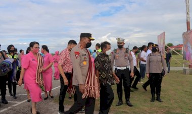 Tiba-di-Bandara-Lede-Kalumbang-Tambolaka,-Kapolda-bersama-Ketua-Bhayangkari-Daerah-NTT-Disambut-Forkopimda