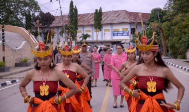 Tarian-Adat-Woleka-Sambut-Kedatangan-Kapolda-dan-Ketua-Bhayangkari-Daerah-NTT-di-Mapolres-Sumba-Barat