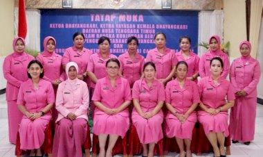 Ketua-Bhayangkari-Daerah-NTT-Ajak-Bhayangkari-Sumba-Barat-Untuk-Tidak-Melupakan-Perannya-Sebagai-Istri