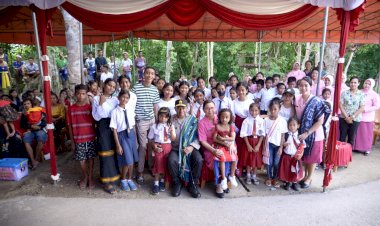 Kunjungi-Kampung-Prai-Ijing,-Kapolda-NTT-dan-Ketua-Bhayangkari-Daerah-Beri-Bantuan-Sosial