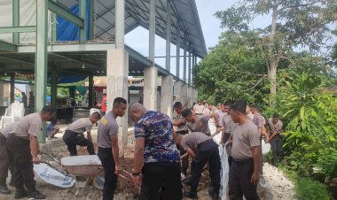 Sambut-Natal-dan-Tahun-Baru,-Personel-Polda-NTT-Gelar-Bakti-Religi-Bersih-Bersih-Tempat-Ibadah-di-Kota-Kupang
