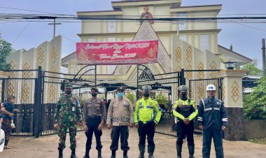 Terus-Berikan-Rasa-Aman,-Personel-Polda-NTT-Lakukan-Pengamanan-Ibadah-Perayaan-Natal-ke-Dua-di-Sejumlah-Gereja-di-Kota-Kupang