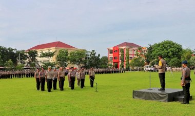 Kapolda-NTT-Pimpin-Upacara-Kenaikan-Pangkat-Perwira,-Bintara,-Tamtama-dan-ASN-Polri