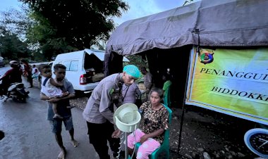 Buka-Posko-Pasca-Banjir-di-Wilayah-Kabupaten-Kupang,-Biddokkes-Polda-NTT-Lakukan-Pengobatan-Gratis-Kepada-Warga