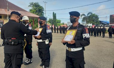 Dansatbrimob-Polda-NTT-Pimpin-Upacara-PTDH-2-Personel-dari-Kedinasan-Polri