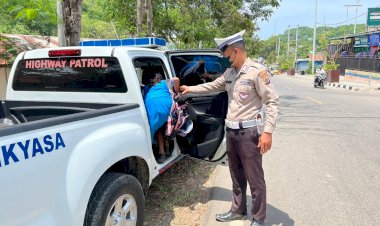 Untuk-Keselamatan-Para-Siswa,-Anggota-Satlantas-Polres-Manggarai-Barat-Jemput-dan-Antar-Anak-Sekolah-dengan-Mobil-Patroli