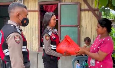 Bantu-Warga-Kurang-Mampu,-Anggota-Ditsamapta-Polda-NTT-Patroli-Sambil-Bagikan-Sembako