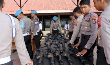 Pastikan-Sesuai-SOP,-Kasi-Propam-Polres-Sumba-Barat--Cek-Kelengkapan-Senpi-Anggota