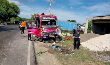 Personel-satlanta-Polres-Kupang-Evakuasi-Cepat-Satu-Unit-Bis-Yang-Terlibat-Kecelakaan