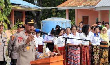 Safari-Kamtibmas-di-SMA-Negeri-1-Kupang-Timur,-Kapolda-NTT-:-Siapa-Setia-dalam-Perkara-Perkara-Kecil,-Akan-Setia-Juga-dalam-Perkara-perkara-Besar