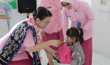 Kunjungi-TK-Kemala-Bhayangkari,-Ketua-Bhayangkari-Daerah-NTT-Beri-Bansos-kepada-Petugas-Kebersihan