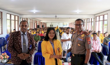 Kapolda-NTT-Bagikan-Handphone-Baru-Kepada-Mahasiswa-UKAW-Kupang-yang-Mampu-Menjawab-Tantangannya