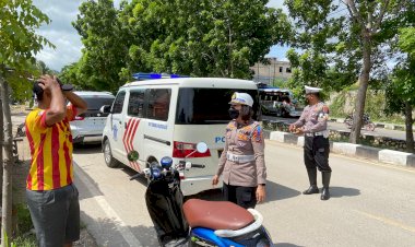 Ops-Keselamatan-Turangga-2023,-Personel-Ditlantas-Polda-NTT-Beri-Teguran-Kepada-Pengendara-Sepeda-Motor-yang-Tak-Memakai-Helm