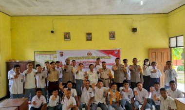 Di-SMA-Karya-Kota-Kupang,-Anggota-Ditbinmas-Polda-NTT-Beri-Penyuluhan-Tentang-Pencegahan-Paham-Radikalisme