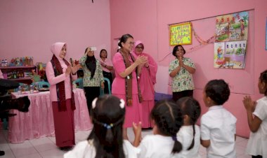 Kunjungi-TK-Kemala-Bhayangkari-08-Bajawa,-Ketua-Bhayangkari-Daerah-NTT-Bagi-Bagi-Bingkisan