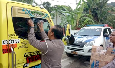 Tanggap-Cepat-Bencana-Longsor-yang-Memutus-Jalan-Trans-Timor,-Polda-NTT-Kerahkan-Anggota-Bantu-Pengendara