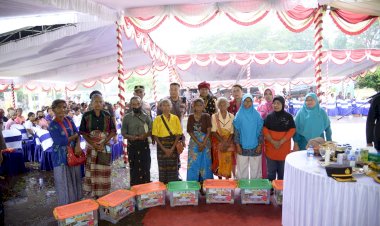 Kunjungi-Polsek-Boawae,-Kapolda-NTT-dan-Ketua-Bhayangkari-Daerah-Beri-Bantuan-Sosial-Kepada-Masyarakat