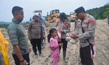 Beri-Dukungan-Moril-kepada-Masyarakat,-Kapolda-NTT-Tinjau-Lokasi-Bencana-Longsor-di-Takari