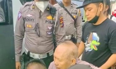 Anggota-Ditlantas-Polda-NTT-Bantu-Evakuasi-Pasien-Sakit-Stroke-yang-Terjebak-Antrian-di-Lokasi-Longsor-Takari