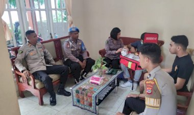 Berikan-Pelayanan-Terbaik,-Kasidokkes-Polresta-Kupang-Kota-Kunjungi-dan-Beri-Pelayanan-Anggota-yang-Sakit-di-Rumah