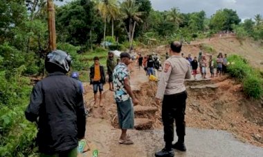 Putusnya-Akses-Jalan-Akibat-Bencana-Tanah-Longsor,-Kapolsek-Kie--Rutin-Patroli