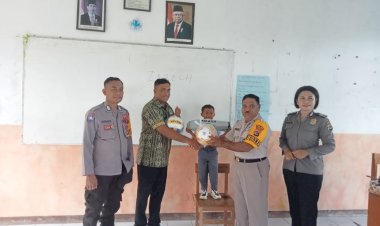 Di-SMA-N-12-Kupang,-Anggota-Ditbinmas-Polda-NTT-Beri-Penyuluhan-hingga-Bantua-Sarana-Olahraga