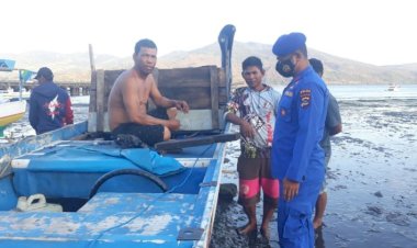 Patroli-Daerah-Pesisir-Flotim,-Personel-Ditpolairud-Polda-NTT-Ingatkan-Warga-Waspadai-Cuaca-Buruk-Saat-Berlayar