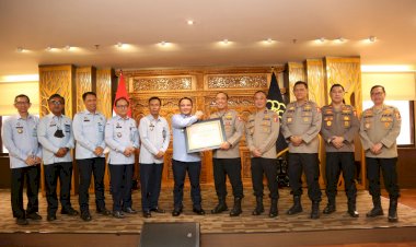 Kemenkumham-Serahkan-Sertifikat-Hak-Cipta-Produk-Humas-Polri