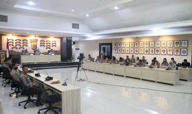 Beri-Motivasi-dan-Pengetahuan-kepada-Jajaran,-Biro-SDM-Polda-NTT-Gelar-Program-Polisi-Belajar